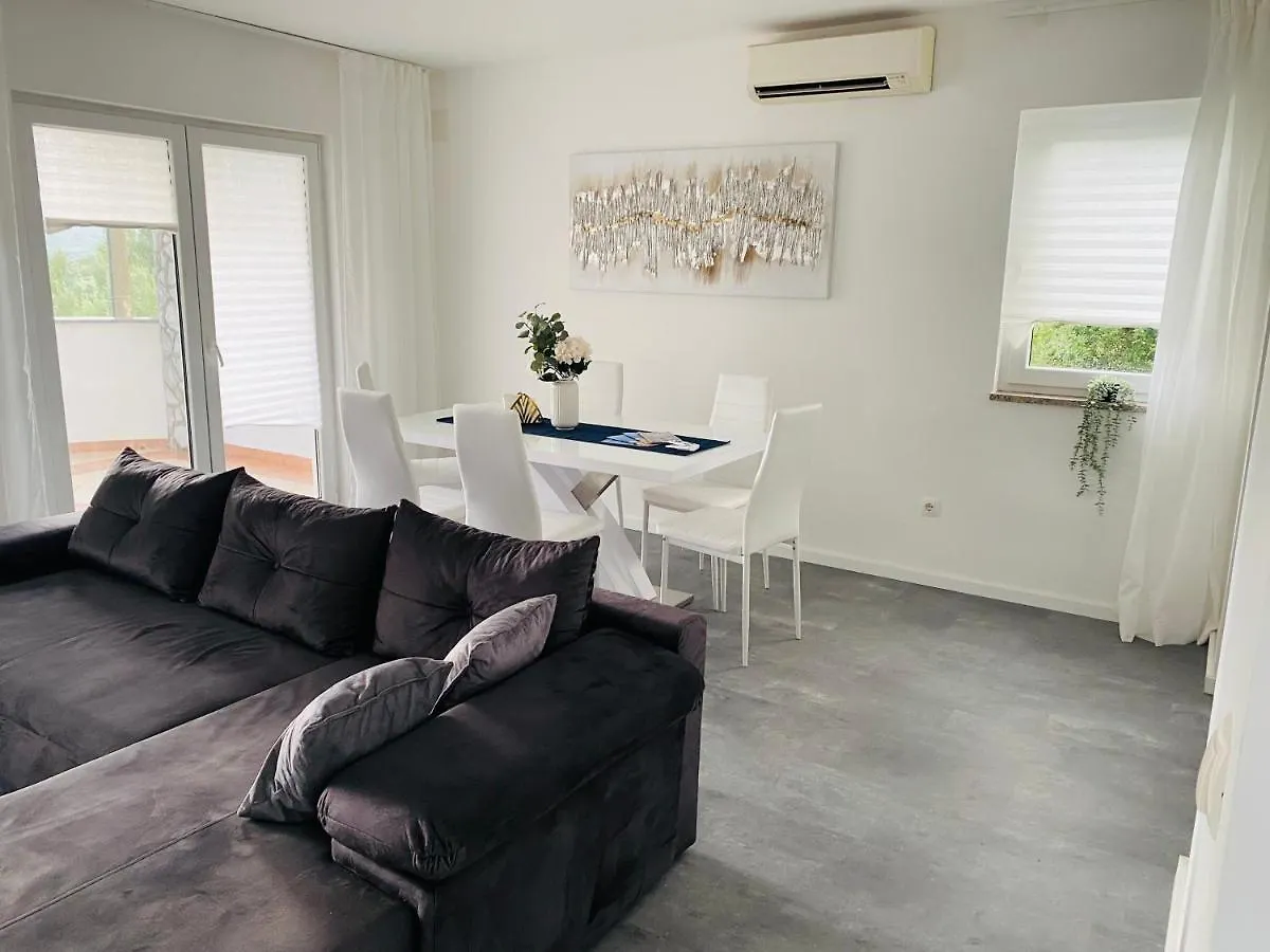 Apartmani Adriana Lakmartin 0*,